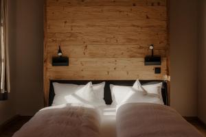 two beds in a bedroom with a wooden headboard at Staudingerhof in Staudach-Egerndach