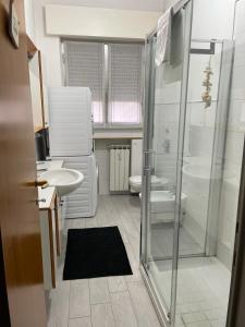 La salle de bains est pourvue d'une douche, d'un lavabo et de toilettes. dans l'établissement Burago Flat, à Burago di Molgora