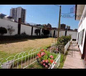 un jardín con flores al lado de un edificio en Casa Sánchez en Huancayo