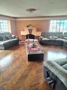 - un salon avec des canapés, une table et une cheminée dans l'établissement Casa Sánchez, à Huancayo