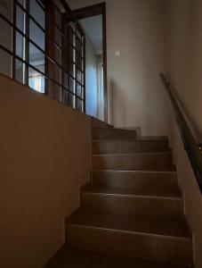 escalera en un edificio con puerta y ventana en Modern and homely family house., en Cetinje
