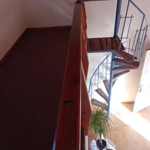 - un escalier en bois dans une chambre avec un escalier dans l'établissement Departamento"la casa de catita "la pampa general pico, à General Pico