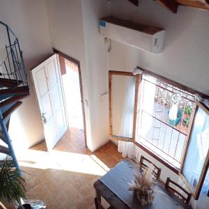 Habitación con 2 ventanas grandes y mesa. en Departamento"la casa de catita "la pampa general pico en General Pico