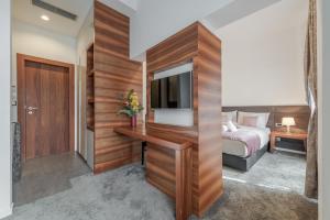 Postel nebo postele na pokoji v ubytování Starlight Luxury Suites