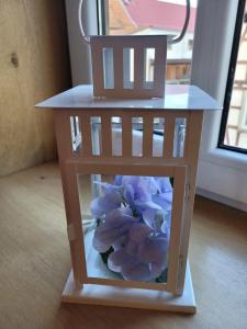 a small wooden shelf with a flower inside of it at daZwischen Übernachten in Kammerforst