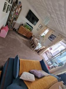 uma vista aérea de uma sala de estar com um sofá em Spacious 3bed semi/Gamesroom/Drive/10mins to City em Wrexham