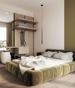 um quarto com uma cama grande e um repousa-pés em Sea La Vie Apartment em Golem