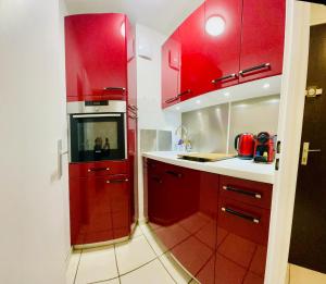 Kuchyňa alebo kuchynka v ubytovaní Studio Rénové au calme avec Terrasse Trouville