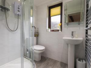 een badkamer met een toilet, een wastafel en een douche bij Corner Cottage in Troutbeck +23 foto's