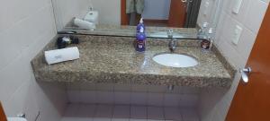 ブラジリアにあるFlat - Comfort Hotel - Taguatingaのバスルームカウンター(シンク、ボトル入り飲料水付) +14枚の写真