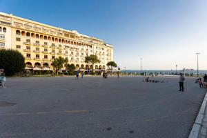 een groot gebouw met mensen die er voor lopen bij Couple-in magical suite with jacuzzi in Thessaloniki