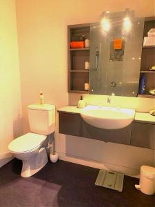 Łazienka z białą toaletą i umywalką w obiekcie Stunning Views over Tasman Bay w mieście Nelson