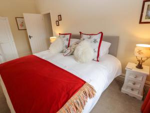 StaindropにあるThe Back Houseのベッドルーム1室(赤と白の枕が備わるベッド1台付)