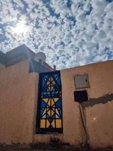 un edificio con una ventana azul y amarilla. en G - House en Dahab