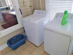 een wasmachine en droger in een kamer met een raam bij Florida Vacation House - Pensacola East Hill in Pensacola