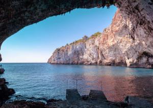 a view of the ocean from inside a cave at La Casina Di Nonna Ida in Ruffano