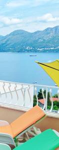 - un balcon avec vue sur l'eau dans l'établissement Villa Stanović Tea, à Cavtat