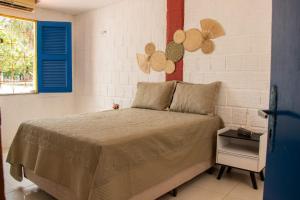 1 dormitorio con 1 cama con paredes azules y blancas en casa preá, en Cruz