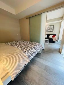 1 dormitorio con 1 cama y sala de estar en Stunning Suite in Heart of Downtown Toronto J1, en Toronto
