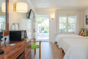 1 dormitorio con 1 cama y TV en un escritorio en Bluff Shoal Motel en Ocracoke