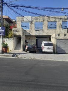 two cars parked in a parking lot in front of a building at Apto. mejor zona de San Salvador in San Salvador