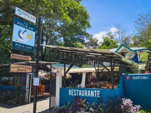 un restaurante con un cartel delante en Pelican Inn en Talamanca