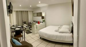 Posteľ alebo postele v izbe v ubytovaní Studio Rénové au calme avec Terrasse Trouville