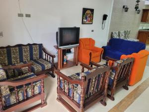 a living room filled with furniture and a tv at Apartamento en Jardín-Antioquia in Jardin