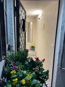 巴勒莫MaRó Loft al Capo的门廊上放着一束鲜花的房间