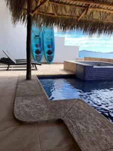 a swimming pool with a star in a resort at Hermosa casa a la orilla del mar in Bahía Kino