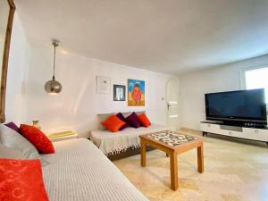 Televízia a/alebo spoločenská miestnosť v ubytovaní Suite Sidi Azizi Dar Aloulou