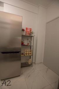 uma cozinha com um frigorífico de aço inoxidável num quarto em live it _ Karditsa em Karditsa