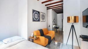Un dormitorio con una silla naranja y una cama en 24-3 Prime Gramercy New Studio W D Terrace, en Nueva York