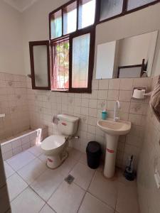 a bathroom with a toilet and a sink at Casa Amigable y Confortable in Yacuiba