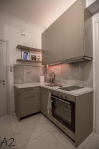 uma cozinha com um lavatório e um fogão forno superior em live it _ Karditsa em Karditsa