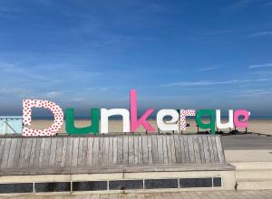 a sign for the beach with the words open up at Charme des quais, proche centre et plage in Dunkerque +2 photos