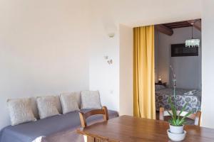 法布里亞諾的住宿－Agriturismo Castelvecchio, Case Vacanza a Fabriano，客厅配有沙发和桌子