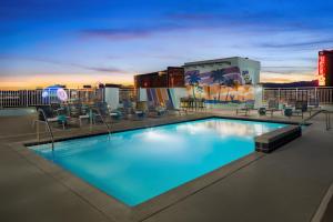 uma piscina no telhado de um hotel em SpringHill Suites by Marriott Las Vegas Convention Center em Las Vegas