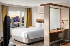 Postel nebo postele na pokoji v ubytování SpringHill Suites by Marriott Las Vegas Convention Center