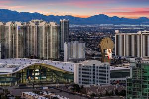 Nespecifikovaný výhled na destinaci Las Vegas nebo výhled na město při pohledu z hotelu