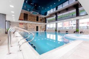 una grande piscina in un edificio di Fale i Klify a Rewal