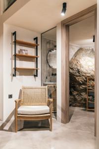 een kamer met een stoel en een spiegel bij Jano's House in Plomarion