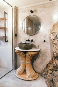 een badkamer met een wastafel en een spiegel bij Jano's House in Plomarion