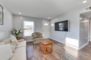 Khu vực ghế ngồi tại Jefferson Vacation Rental 7 Mi to Louisville!