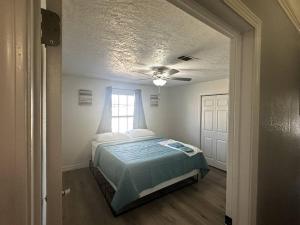 1 dormitorio con cama y ventana en Spacious 5 bedroom home in Bridge City, en Bridge City