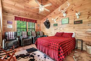 Khu vực ghế ngồi tại Bear Mountain Chalet in Sevierville with Hot Tub