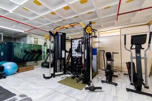 a gym with several treadmills and tread machines at GS Properties - Hotel Líder in Brasilia