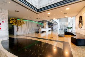 a lobby of a building with a large lobby at GS Properties - Hotel Líder in Brasilia