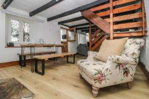 un soggiorno con divano e tavolo di Myrtle Cottage a Hayle