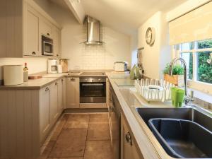 cocina con fregadero y encimera en Nurses Cottage en Hawkshead